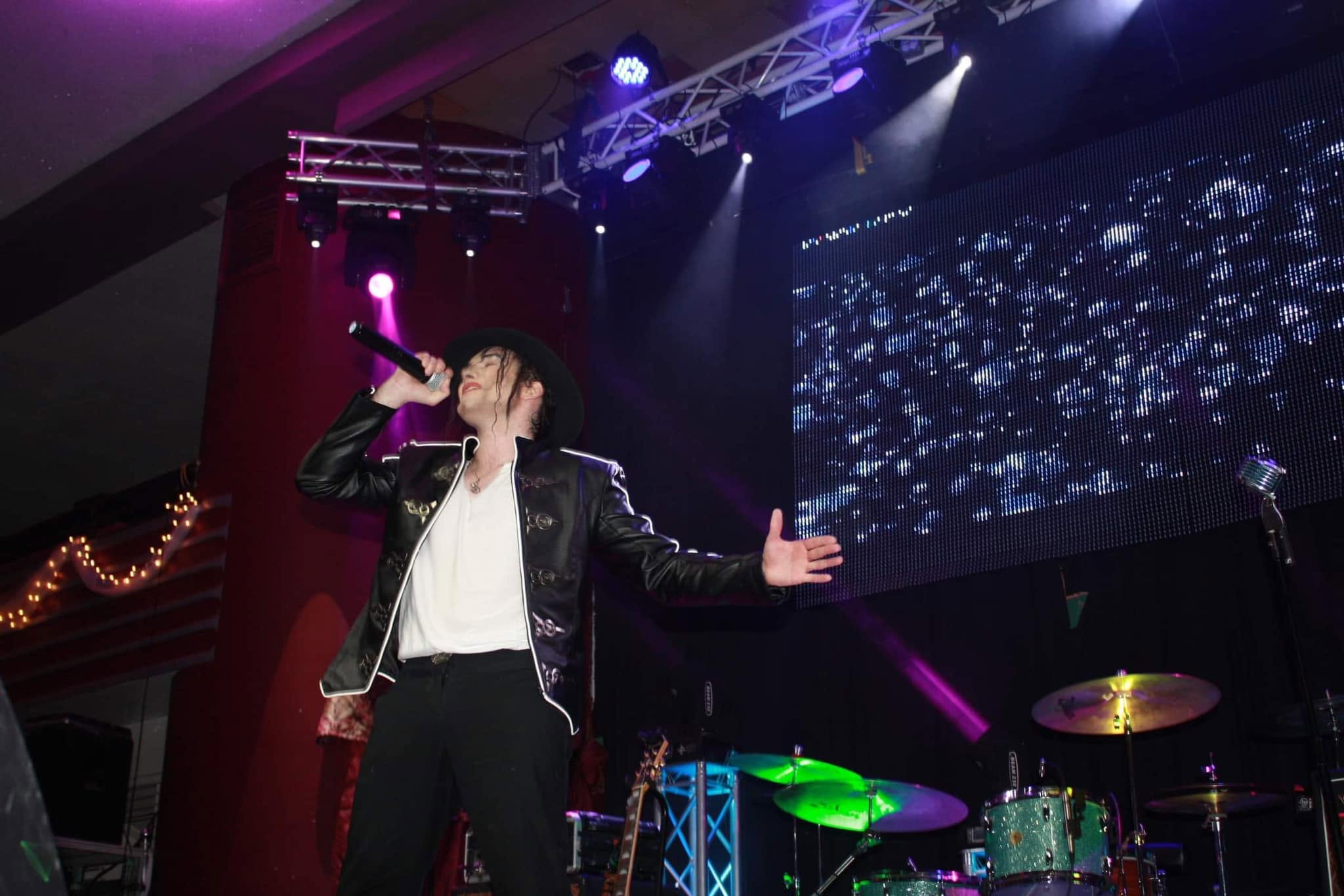 Dylan-as-Michael-Jackson-on-stage-III