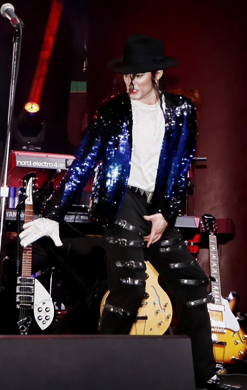 Dylan-as-Michael-Jackson-on-stage-IV