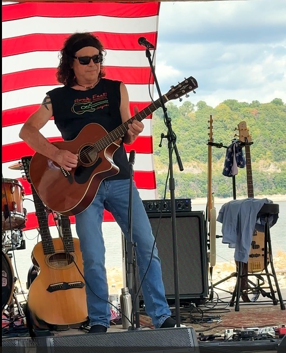 Richie-Callison-and-friends-on-stage with acoustic