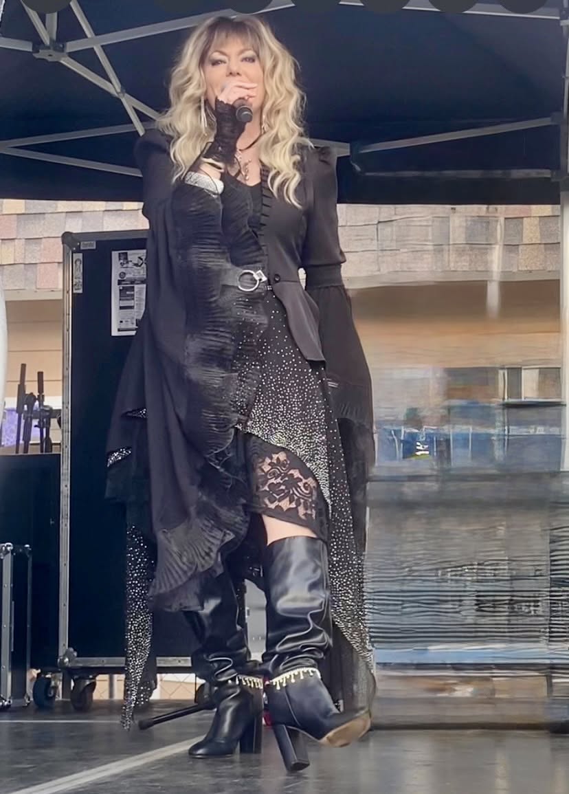 Rhiannon-on-stage-singing